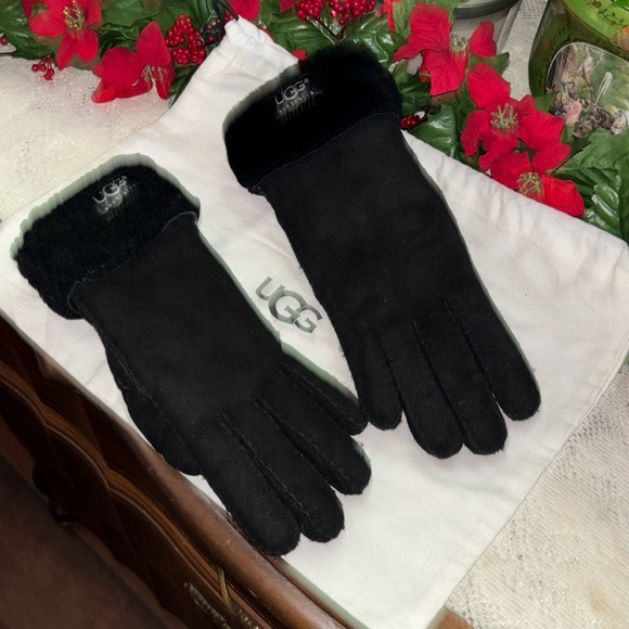 UGG Accessories - Ugg black sheepskin gloves women’s size Medium comes with dust bag